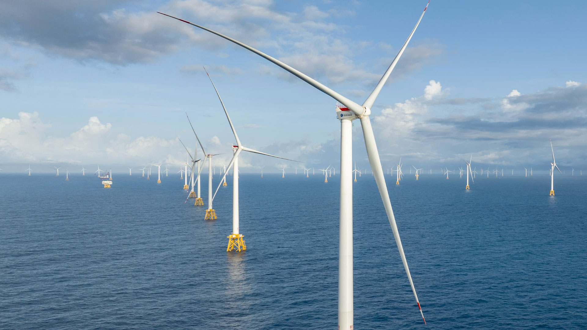 Offshore wind turbines at sea representing Ming Yang Smart Energy’s 18.5 MW offshore wind turbine testing programme with ORE Catapult in the UK