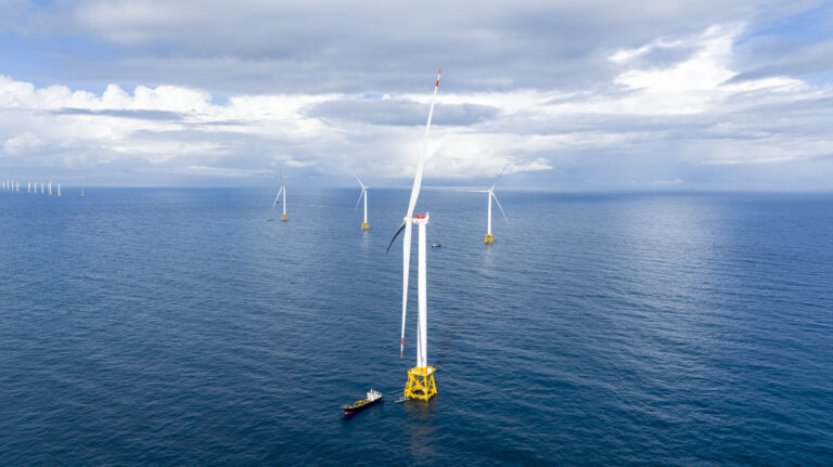 Offshore-wind-farm-with-installation-vessel